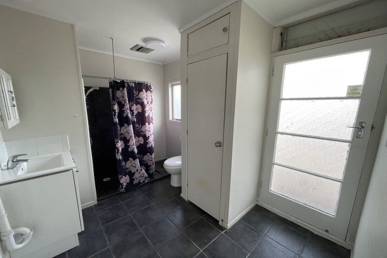 Photo of property in 18 River Road, Te Atatu Peninsula, Auckland, 0610