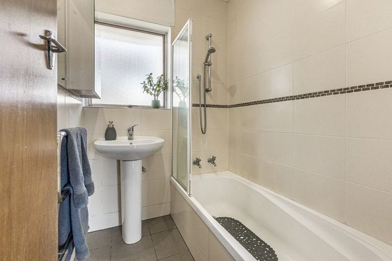 Photo of property in 2/12 Girrahween Drive, Totara Vale, Auckland, 0629