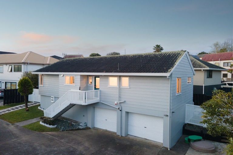 Photo of property in 2/134 Bradbury Road, Botany Downs, Auckland, 2010