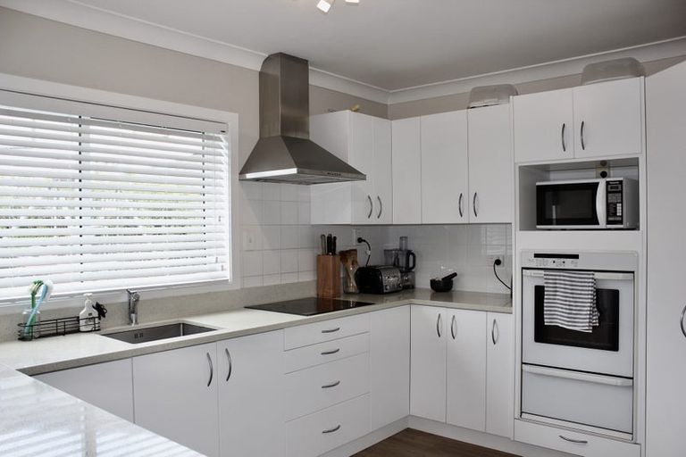 Photo of property in 142a Hutchinson Avenue, New Lynn, Auckland, 0600