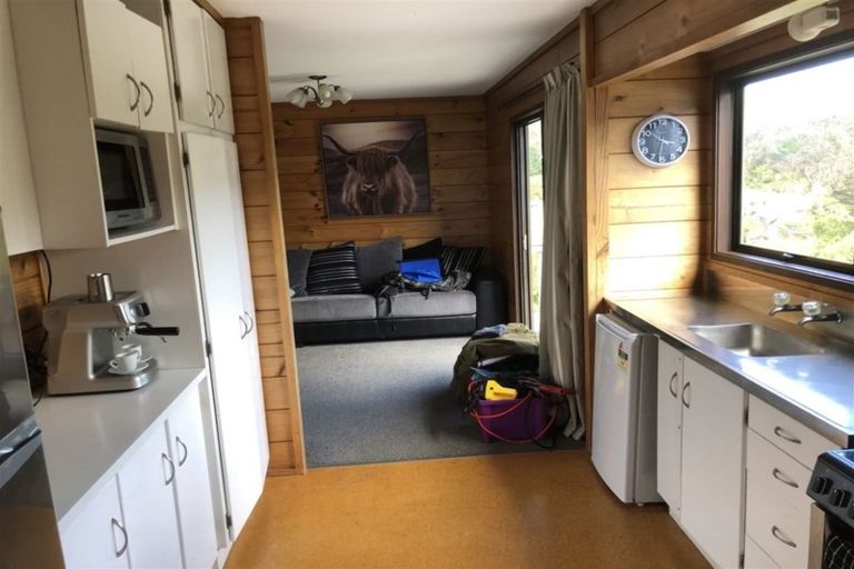 Photo of property in 64 Bassett Road, Johnsonville, Wellington, 6037