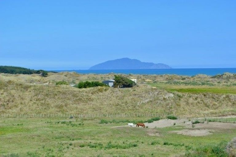 Photo of property in 24 Uxbridge Terrace, Waikawa Beach, Levin, 5573