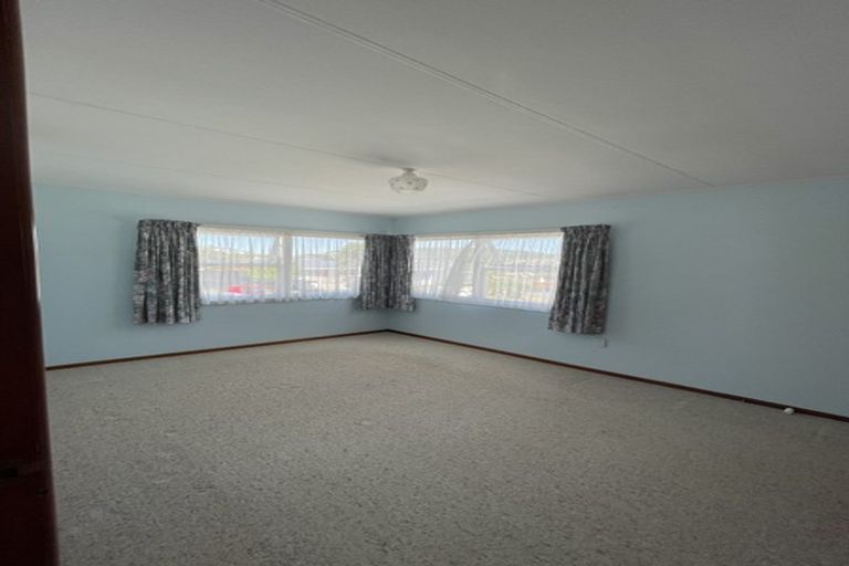 Photo of property in 76 Stewart Drive, Newlands, Wellington, 6037