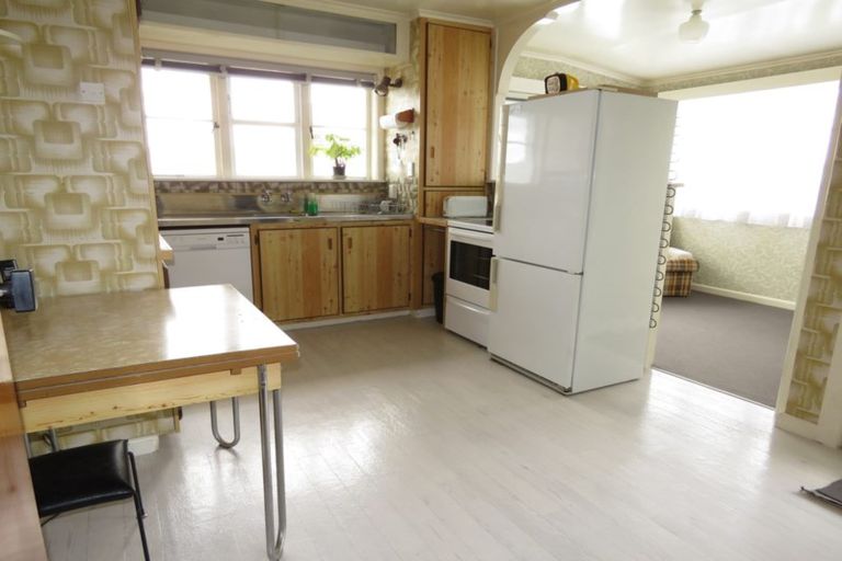 Photo of property in 33 Savoy Road, Glen Eden, Auckland, 0602