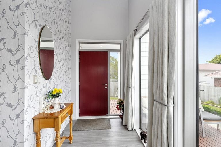 Photo of property in 13a Lyndhurst Road, Te Atatu South, Auckland, 0610