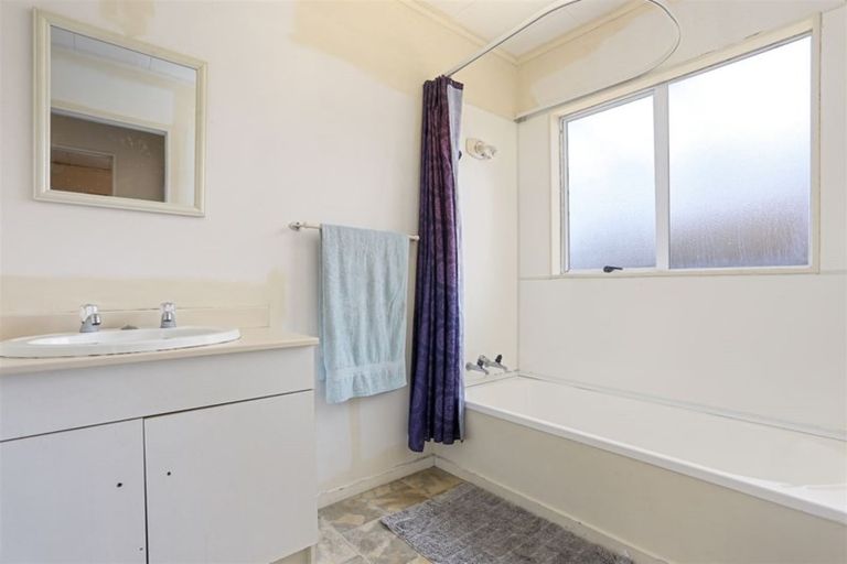 Photo of property in 97 Roberts Road, Te Atatu South, Auckland, 0610