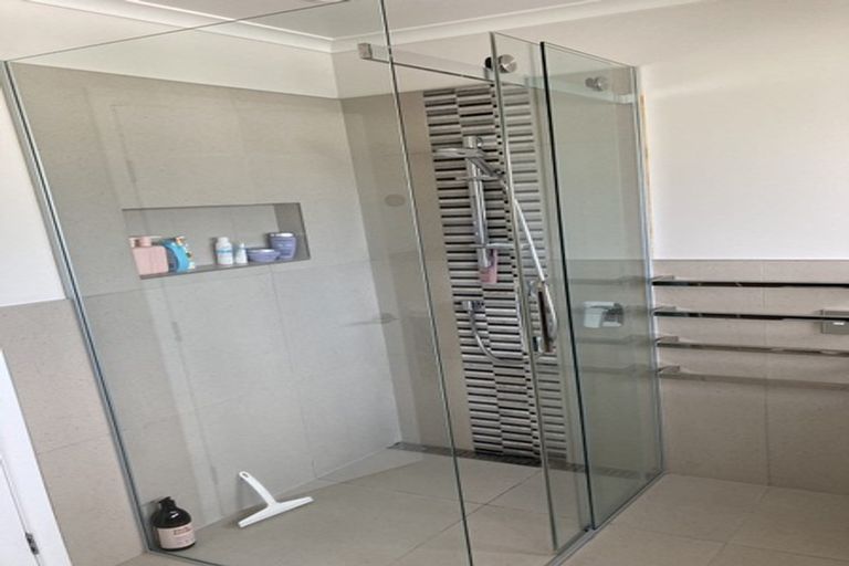 Photo of property in 11 Dawnhaven Drive, Te Atatu Peninsula, Auckland, 0610