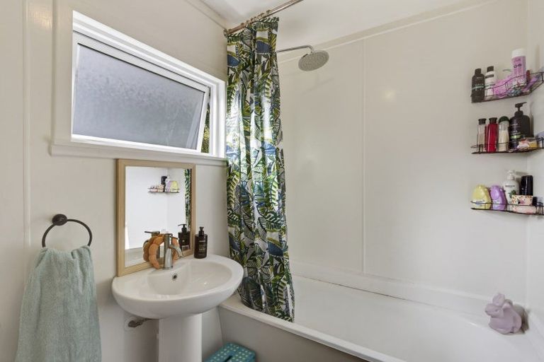 Photo of property in 15 Simons Street, Moturoa, New Plymouth, 4310