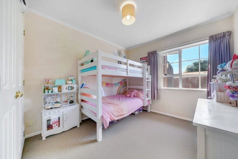 Photo of property in 2/13 Clevedon Road, Papakura, 2110