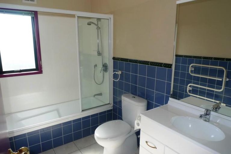 Photo of property in 11 Bennett Grove, Newlands, Wellington, 6037