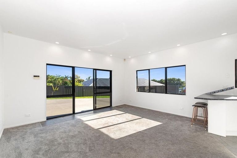 Photo of property in 8 Burgundy Park Avenue, Henderson, Auckland, 0612
