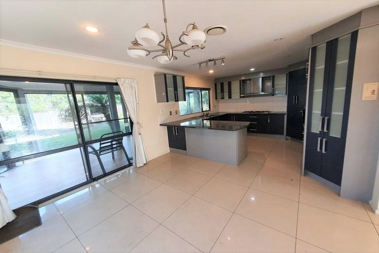 Photo of property in 9 Parkvale Grove, Te Atatu Peninsula, Auckland, 0610