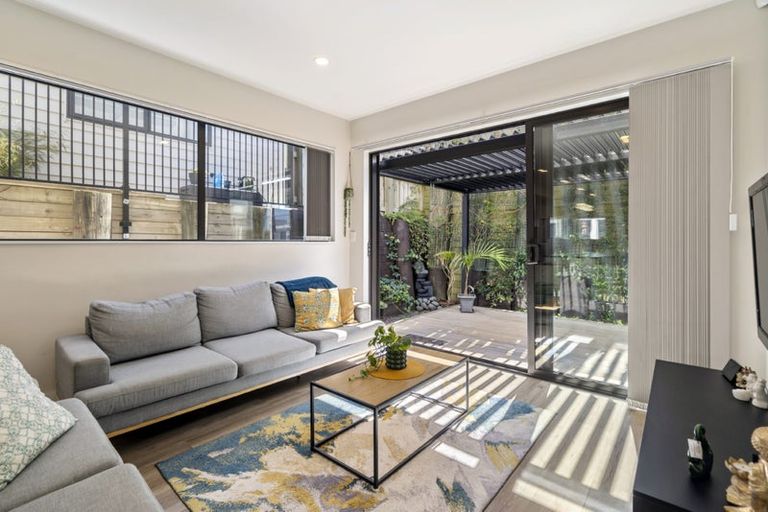 Photo of property in 42 Waihou Crescent, Albany Heights, Auckland, 0632