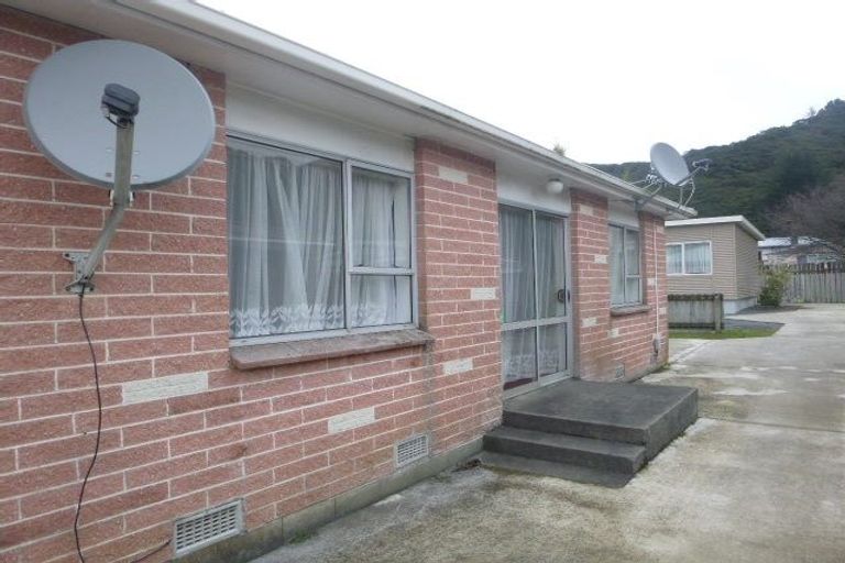 Photo of property in 2/189 Wainuiomata Road, Wainuiomata, Lower Hutt, 5014