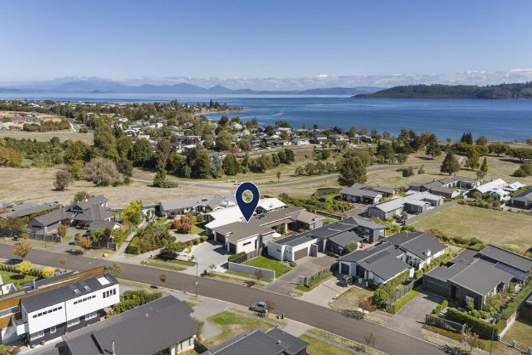 Photo of property in 9 Pukenamu Road, Rainbow Point, Taupo, 3330