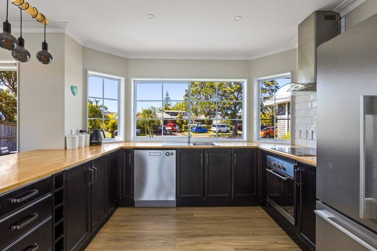 Photo of property in 33 Maygrove Drive, Orewa, 0931