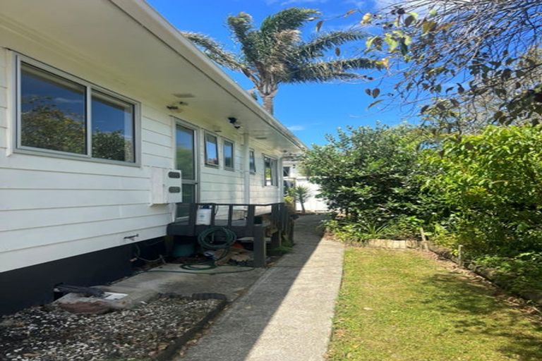 Photo of property in 9 Bishop Street, Green Bay, Auckland, 0604