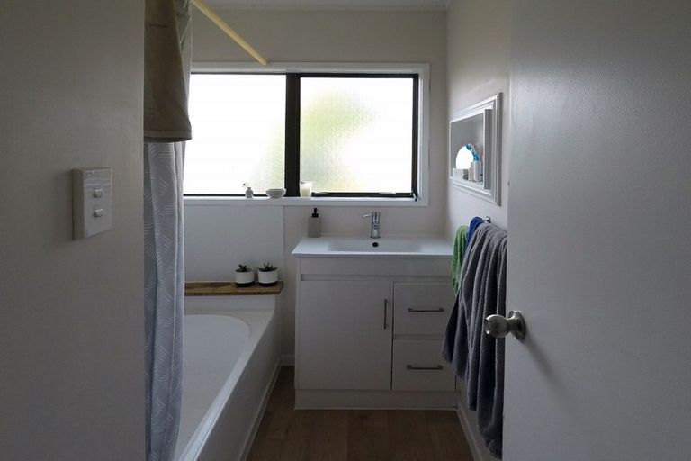 Photo of property in 17a Riserra Drive, Ranui, Auckland, 0612