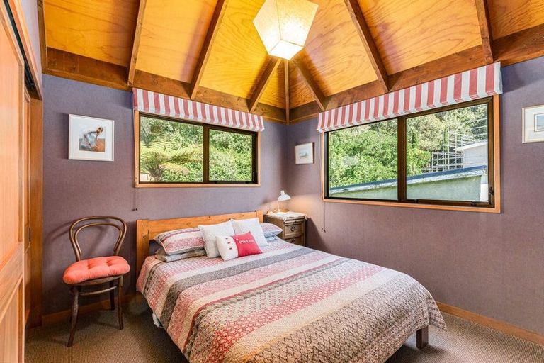 Photo of property in 146 Breaker Bay Road, Breaker Bay, Wellington, 6022