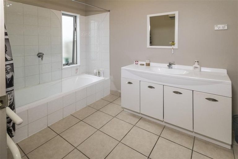 Photo of property in 5b Hogan Lane, Wanaka, 9305