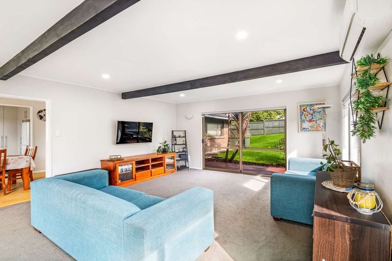 Photo of property in 10 Glen Vista Place, Bayview, Auckland, 0629