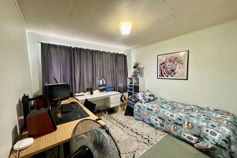 Photo of property in 5 Mcclintock Road, Massey, Auckland, 0614