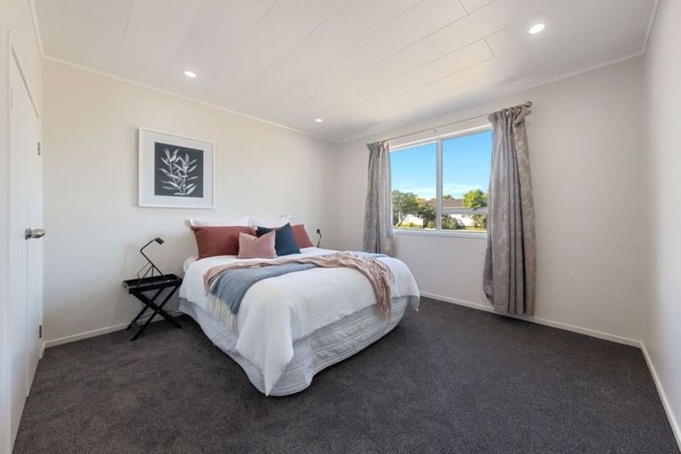 Photo of property in 27 Staverton Crescent, Mangere, Auckland, 2022