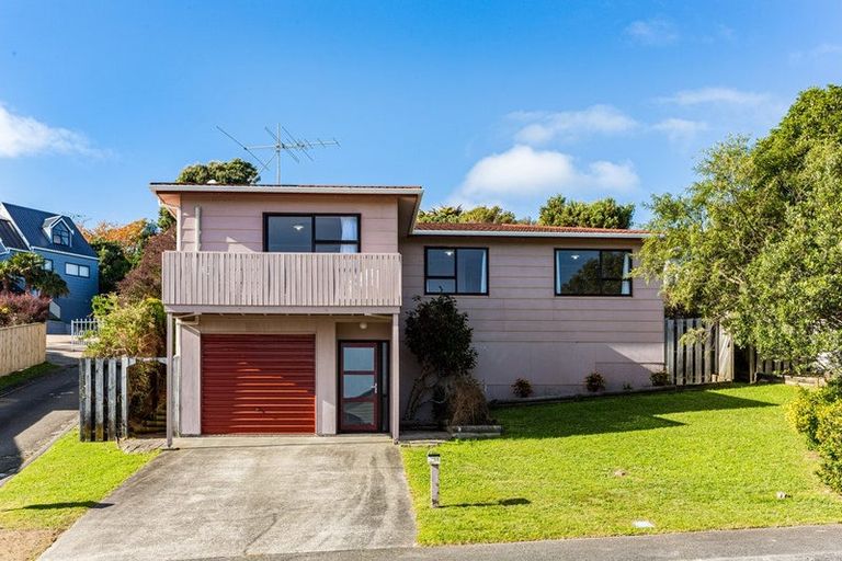 Photo of property in 11 Cleat Street, Whitby, Porirua, 5024