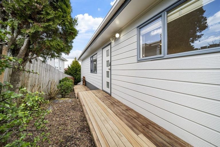 Photo of property in 2/109 Target Road, Totara Vale, Auckland, 0629