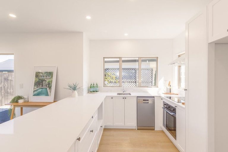 Photo of property in 4/15 Derrett Place, Saint Martins, Christchurch, 8022