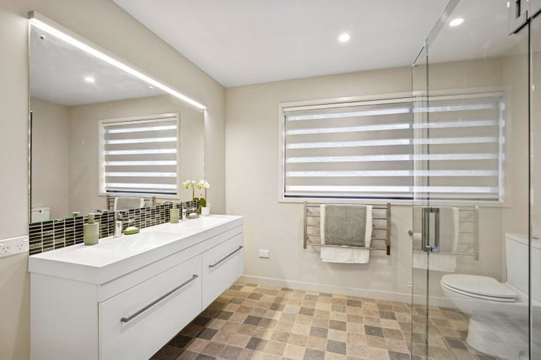 Photo of property in 12 Grove Lane, Kelvin Heights, Queenstown, 9300