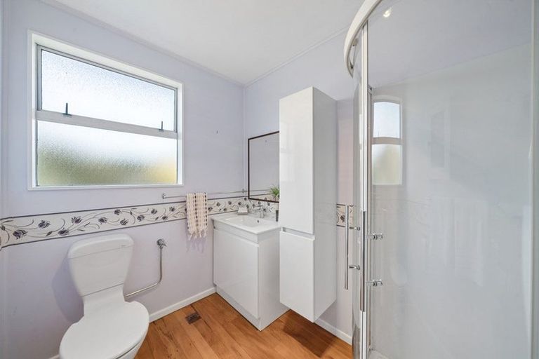 Photo of property in 2/210 Newlands Road, Newlands, Wellington, 6037