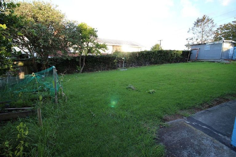 Photo of property in 1 Lowtherhurst Road, Massey, Auckland, 0614