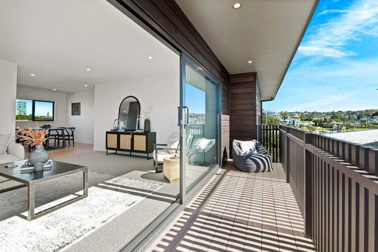Photo of property in 2/1 Omana Road, Milford, Auckland, 0620