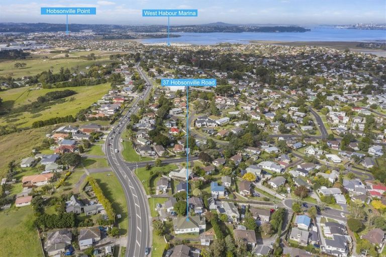 Photo of property in 37 Hobsonville Road, West Harbour, Auckland, 0618