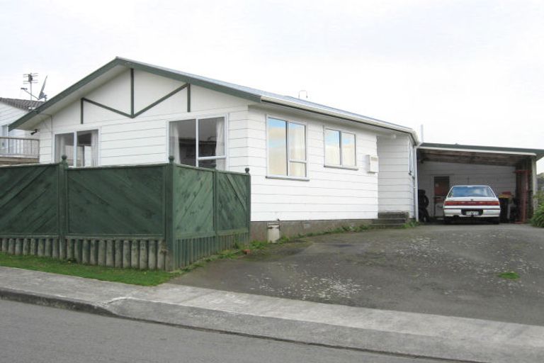 Photo of property in 13 Evesham Place, Newlands, Wellington, 6037