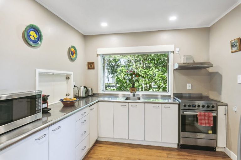 Photo of property in 16 Kakariki Grove, Waikanae, 5036