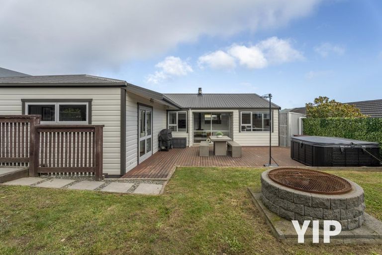 Photo of property in 8 Gow Street, Newlands, Wellington, 6037
