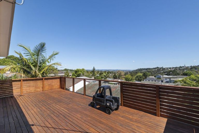 Photo of property in 2/2 Neal Avenue, Glenfield, Auckland, 0629
