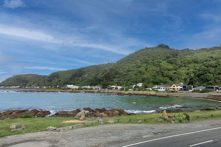 Photo of property in 77 Breaker Bay Road, Breaker Bay, Wellington, 6022