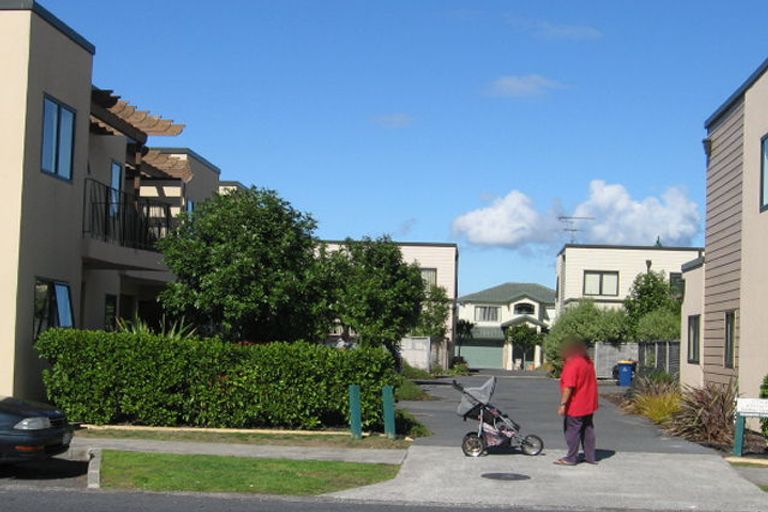 Photo of property in 10/17 Harbour View Road, Te Atatu Peninsula, Auckland, 0610