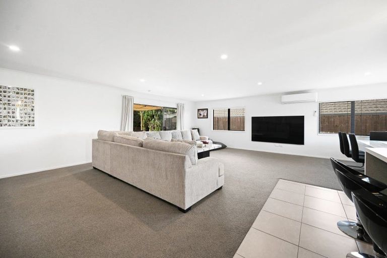 Photo of property in 56 Farnborough Drive, Grandview Heights, Hamilton, 3200