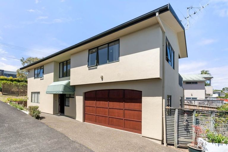 Photo of property in 1/230 East Coast Road, Forrest Hill, Auckland, 0620