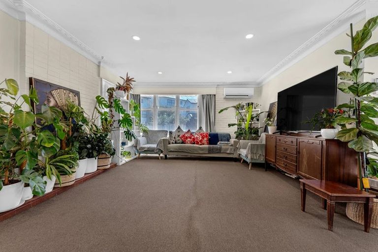 Photo of property in 6 Glenvil Lane, Te Atatu Peninsula, Auckland, 0610