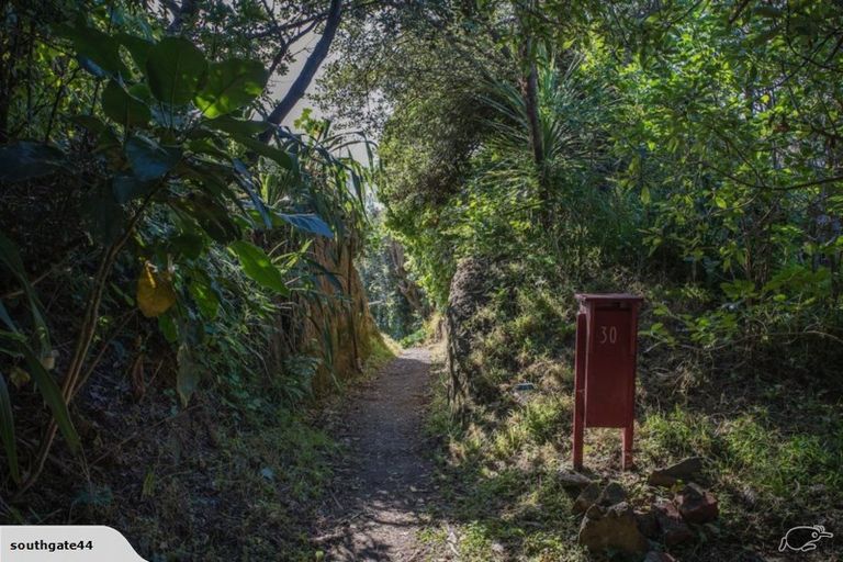 Photo of property in 30 Hungerford Road, Lyall Bay, Wellington, 6022