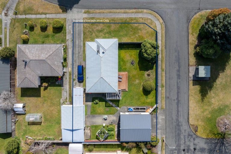 Photo of property in 35 Mararoa Drive, Manapouri, 9679