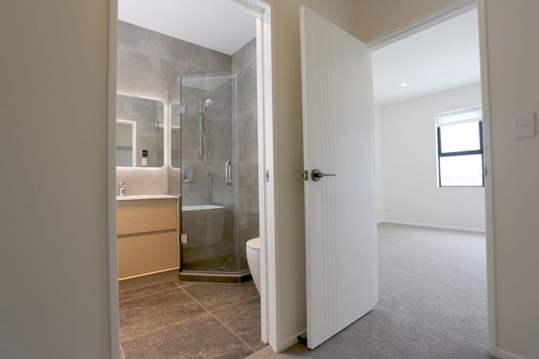 Photo of property in 1b Kirkdale Place, Northcross, Auckland, 0632