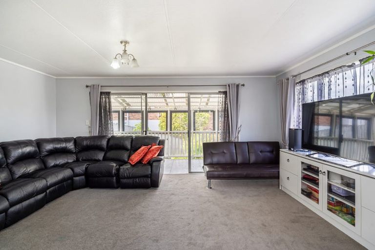 Photo of property in 52 Ayton Drive, Totara Vale, Auckland, 0629