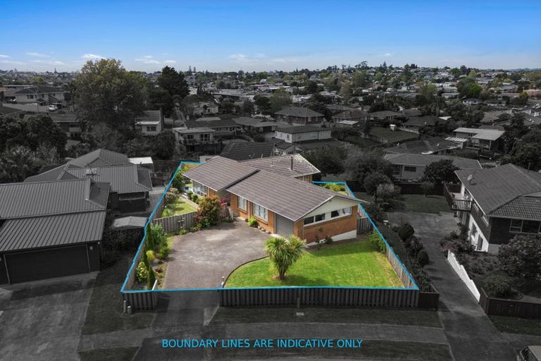 Photo of property in 18 Borrowdace Avenue, Botany Downs, Auckland, 2010