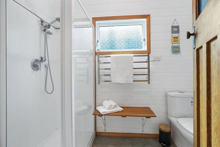 Photo of property in 402 Queens Drive, Lyall Bay, Wellington, 6022